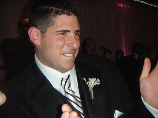 At his own wedding, this Yankee fan cut a rug! 